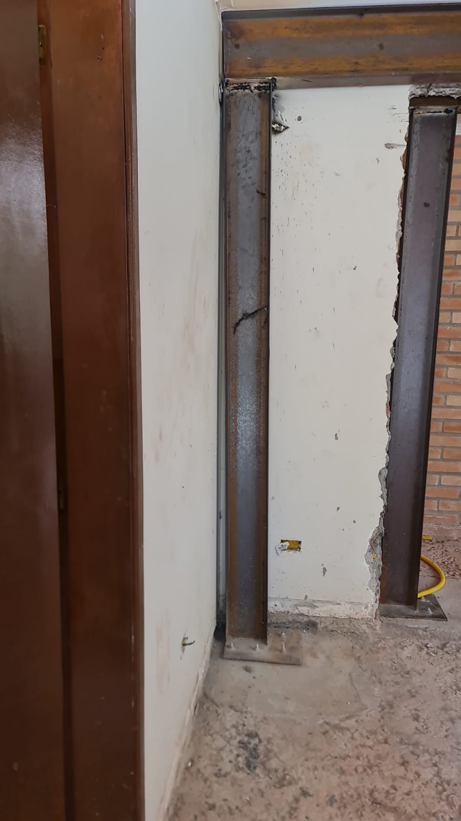 Aplicação de reforço em estrutura metálica